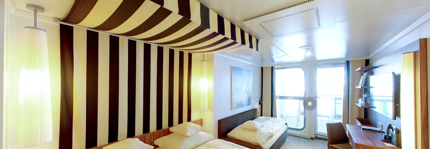 AIDA Verandakabine Deluxe für 5 Personen auf AIDAnova, Cosma, Perla, Prima die Platz für eine Familie mit 3 Kindern bietet. Zu sehen sind das Doppelbett, das Schlafsofa und das ausgeklappte Pullman-Bett.